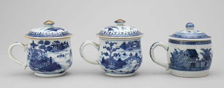 BULJONGKOPPAR med LOCK, tre stycken, kompaniporslin. Qing dynastin, Qianlong (1736-95).