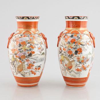 Vaser, ett par, flintgods, Japan, 1900-tal.