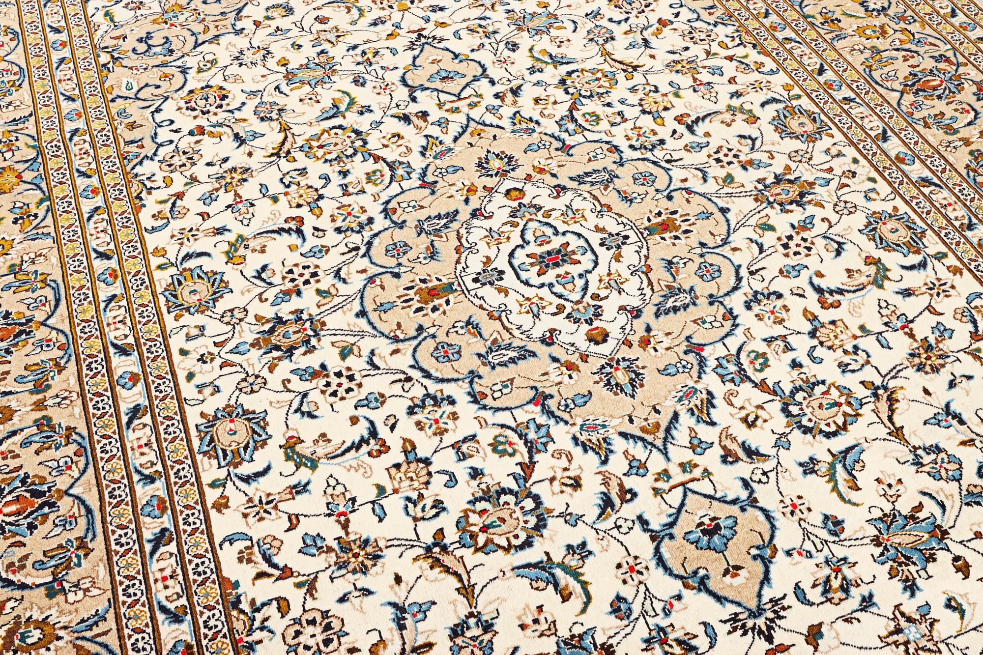 A Kashan carpet, c. 340 x 242 cm.
