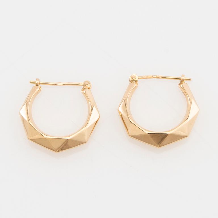 Earrings, a pair of 18K gold.