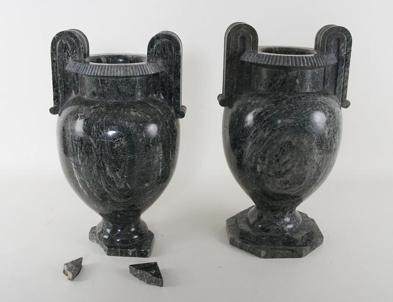 PRAKTURNOR, 2 st snarlika, Kolmårdsmarmor, 1900-talets mitt.