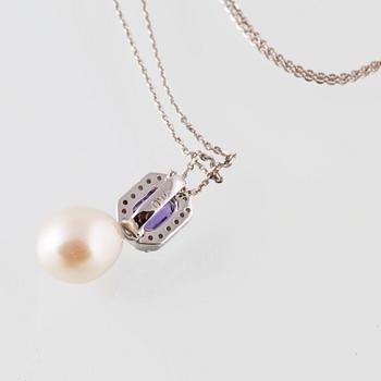 HÄNGE, 18K vitguld med odlad pärla, lila safir ca 0.82 ct samt briljantslipade diamanter ca 0.15 ct Vikt 3,8 gram.