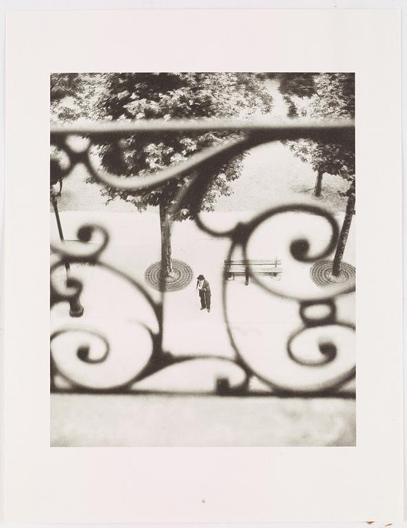 WILLY RONIS, Limited Edition Portfolio with 12 Collotype Plates, signed and numbered 254/290 on the colophon.