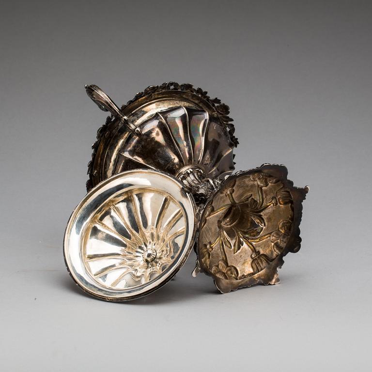 STRÖSOCKERSKÅL på FOT, silver, Gustaf Möllenborg-Féron, Stockholm, 1853. Vikt ca 950 g.