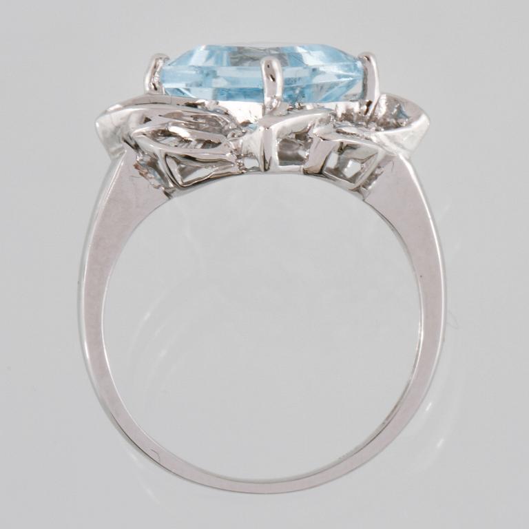 RING, 18K vitguld med carréslipad blå topas 4.07 ct samt baguett och briljantslipade diamanter 0.36 ct. Vikt 4,1 gram.