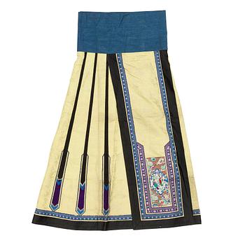 1194. A yellow silk skirt 'Qun', Qing dynasty, 19th century.