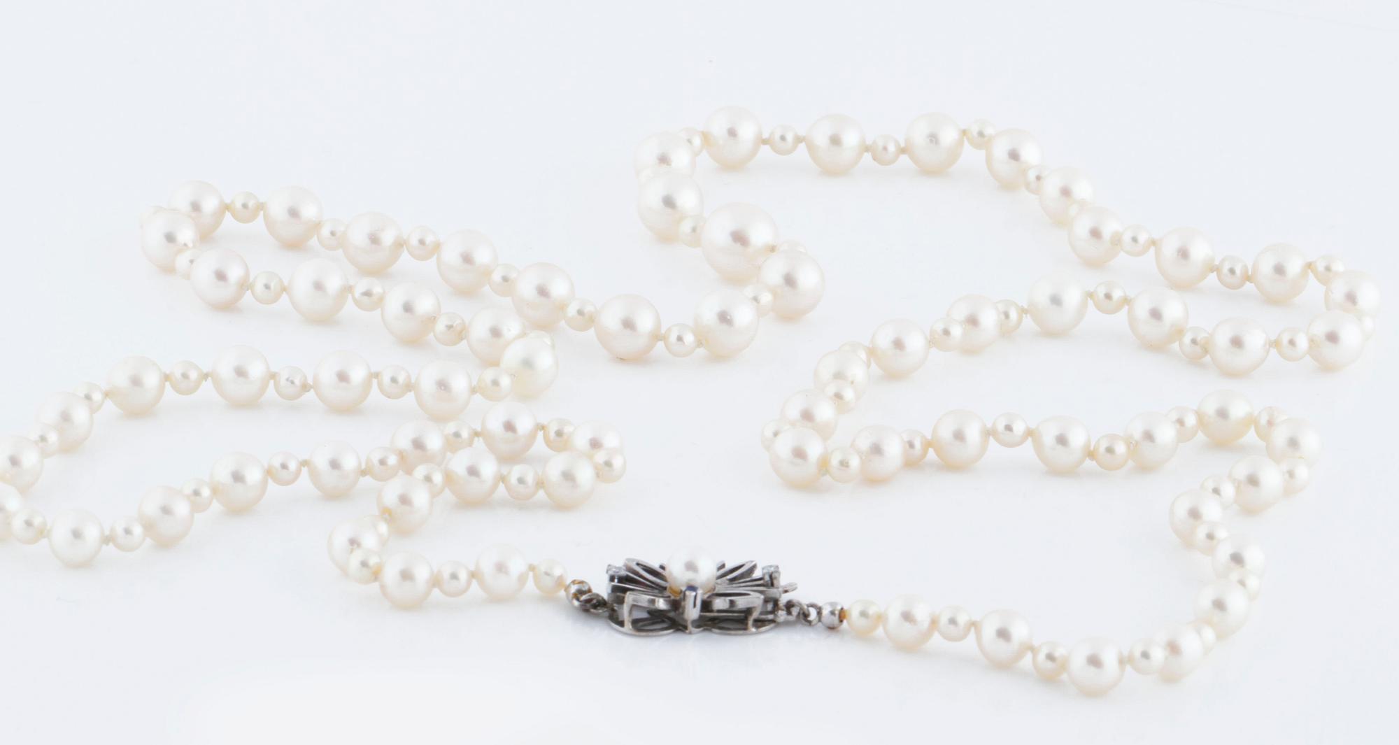 A cultured pearl necklace.