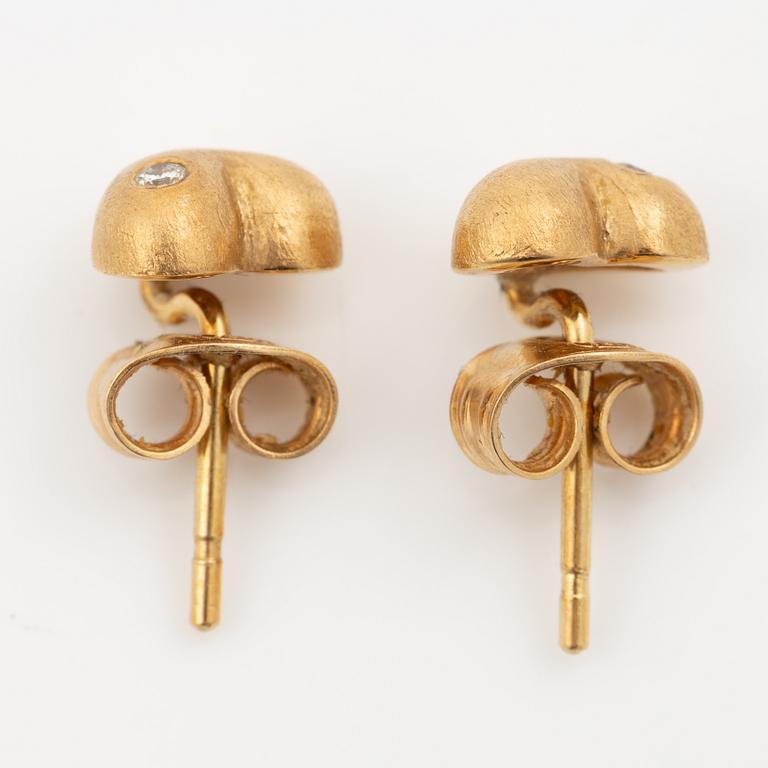 Ole Lynggaard a pair of earrings in 18K gold set with round brilliant-cut diamonds, in the shape of hearts.