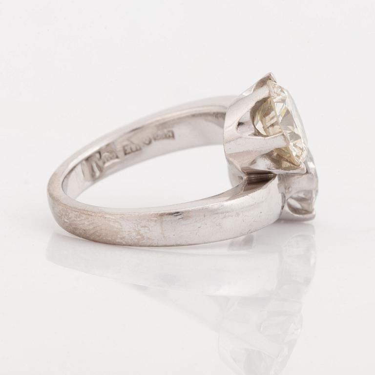 Brilliant cut diamond cross over ring.