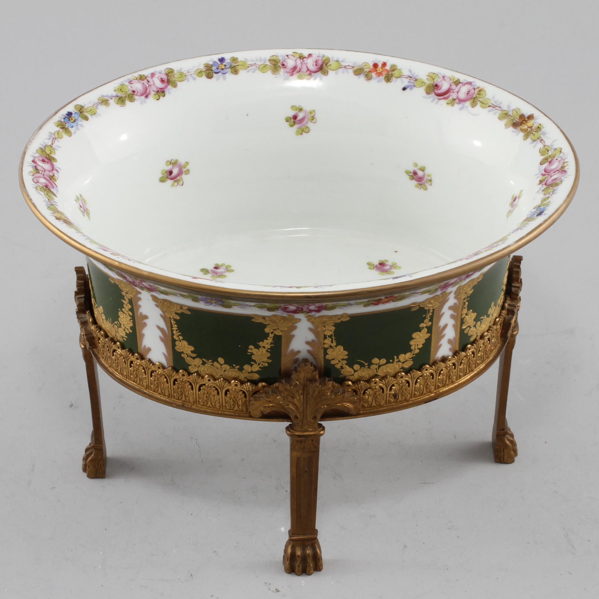 SKÅL, porslin, Sèvres- liknande märke, Louis XVI-stil, 1900-tal.
