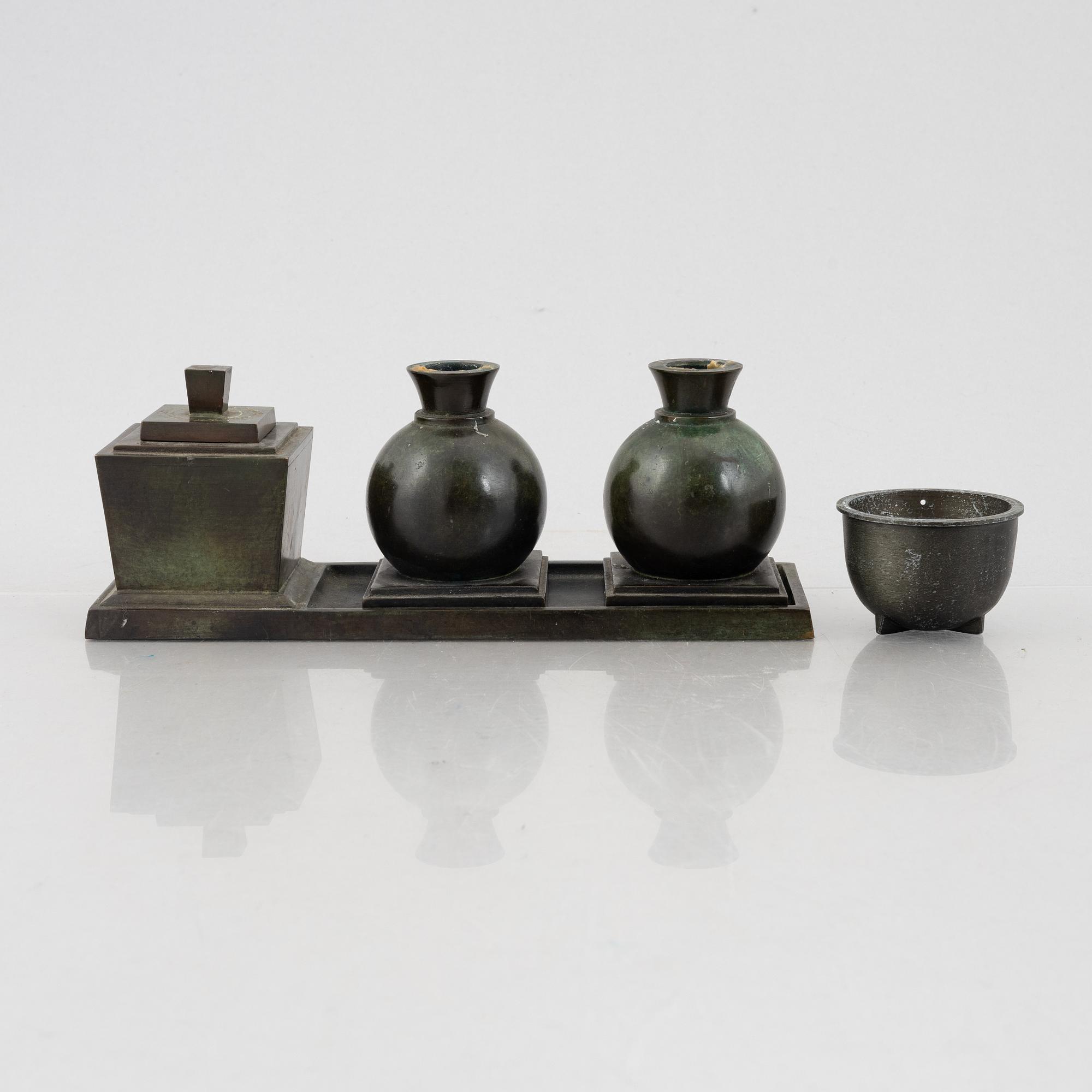 Guldsmedsaktiebolaget, skrivbordsställ samt ljusstakar ett par, brons, 1920-tal.