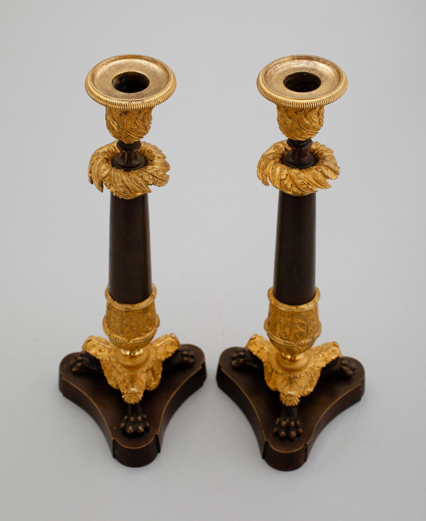 LJUSSTAKAR, 1 par, förgylld och patinerad brons, senempire, 1800-tal.