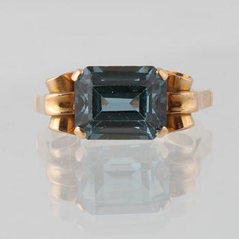 RING, 18K guld med smaragdslipad syntetisk spinell, Guldvaruhuset, Stockholm, 1948. Vikt 4,1 gram.