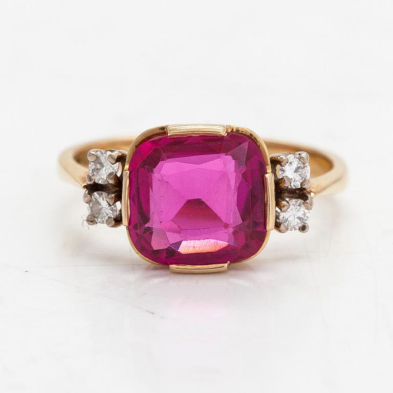 Sormus, 18K kultaa, synteettinen rubiini ja timantteja yht. noin 0.12 ct. Kultacet Oy, Helsinki 1988.