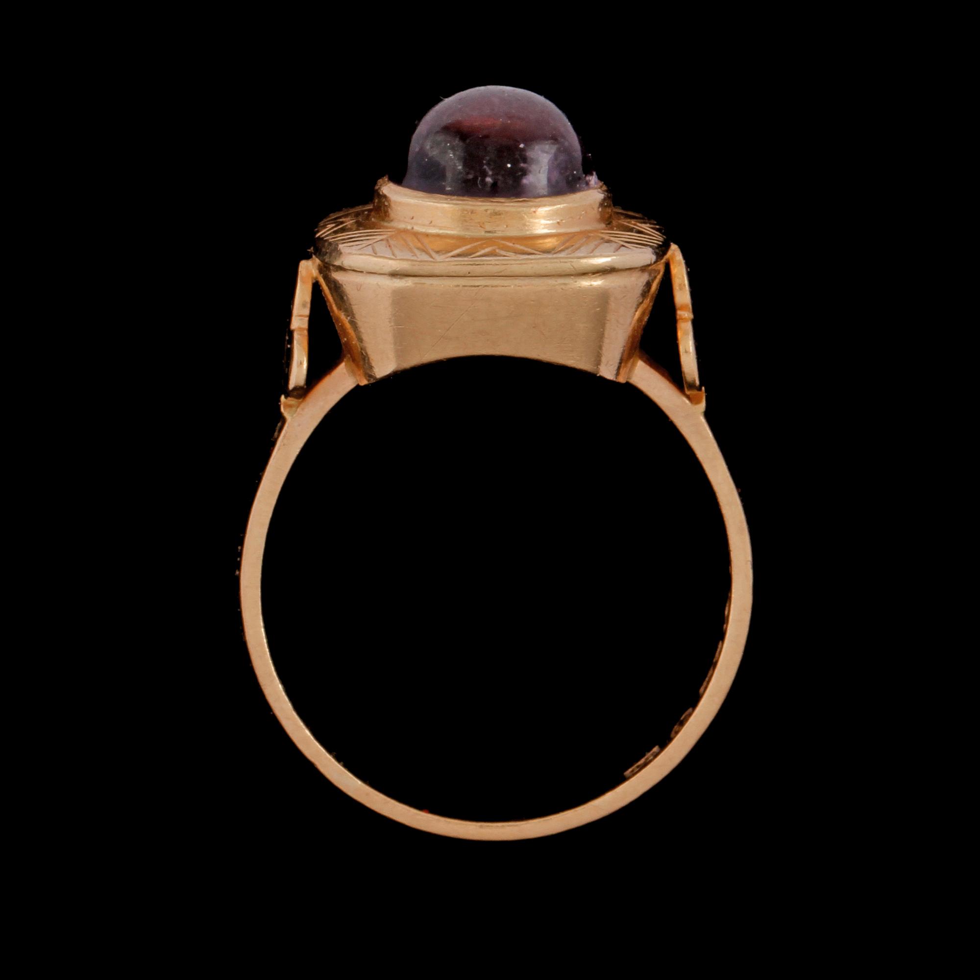RING, 18K guld med cabochonslipad ametist, Gelander-Bergdahl, Göteborg, 1953. Vikt 5,2 g.