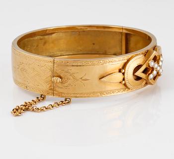 ARMBAND, 18K guld med 9 orientaliska pärlor, JEP, Stockholm, 1882. Vikt 23,6 gram.