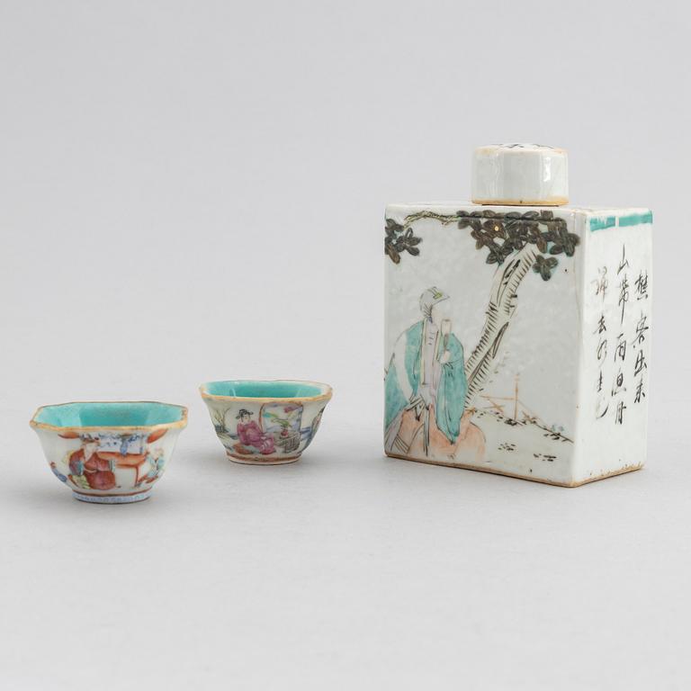 A Chinese porcelain tea caddy and a pair of salt cellars, first half of the 20th Century.