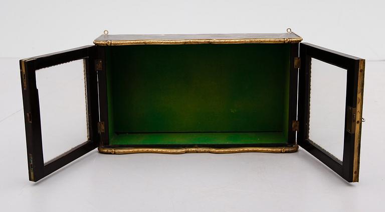 VÄGGVITRINSKÅP, omkring år 1900.