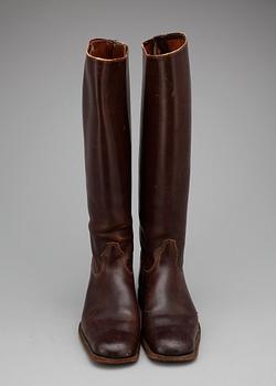 RIDSTÖVLAR OCH VÄSKA, läder.