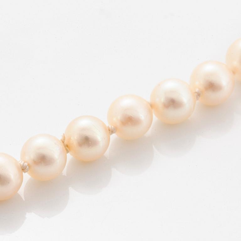 Collier odlade pärlor med rosettformat lås 18K guld med runda briljantslipade diamanter.