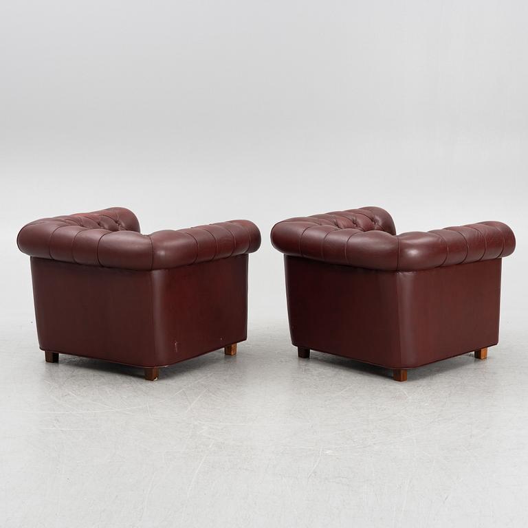 Armchairs, a pair, Chesterfield model, Norell, second half of the 20th century.