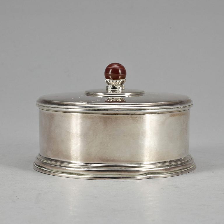 ASK med LOCK, silver, CG Hallberg, Stockholm, 1944. Vikt ca 210g.