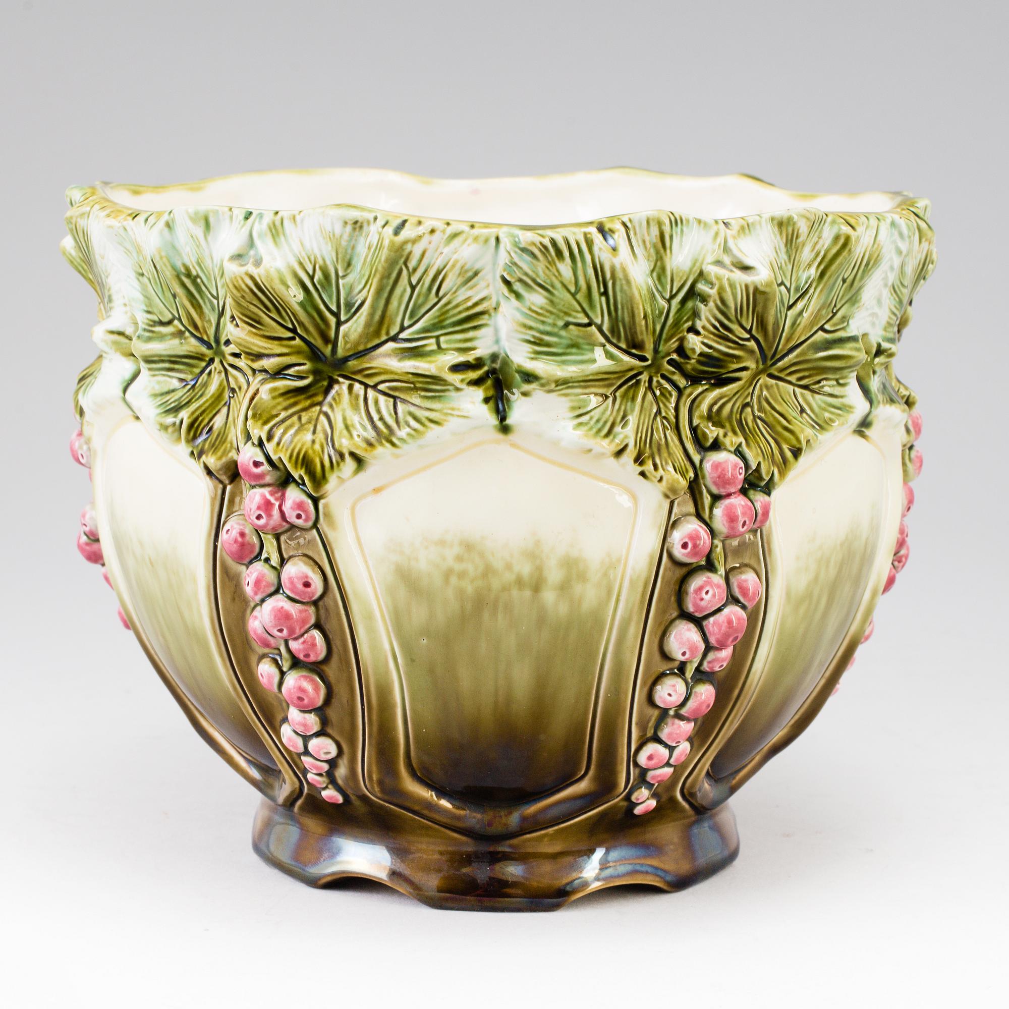 An Art Nouveau majolica plant pot, circa 1900.
