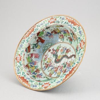 A famille rose basin, Qing dynasty, circa 1900.