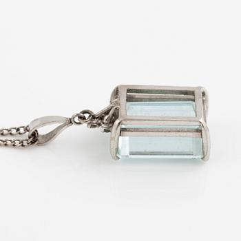 Hänge med smaragdslipad akvamarin och åttkantalsliapade diamanter, med kedja silver.