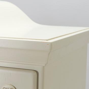 Matsalsskåp, gustaviansk stil, 1900-talets andra hälft.