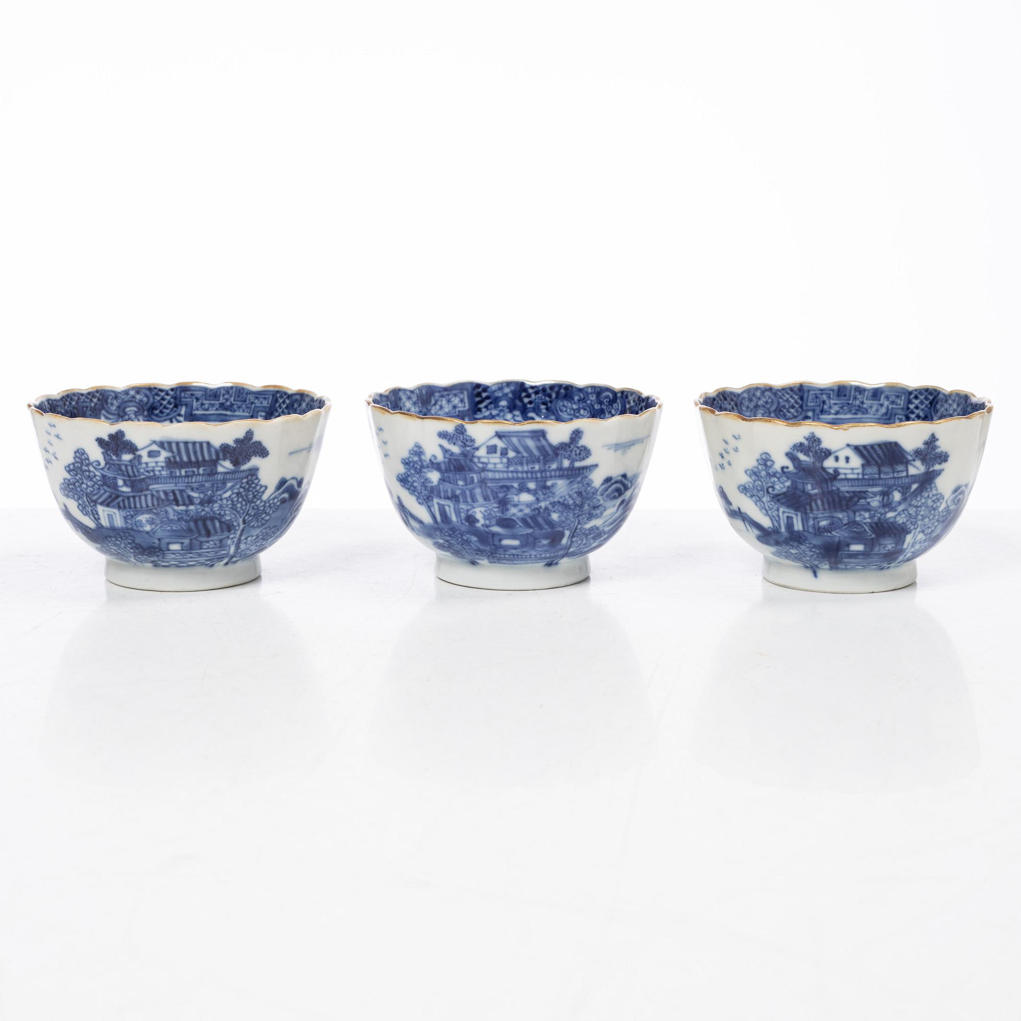 Parti, porslin samt fat i emalj på koppar, nio delar. Qingdynastin, 1700-tal.