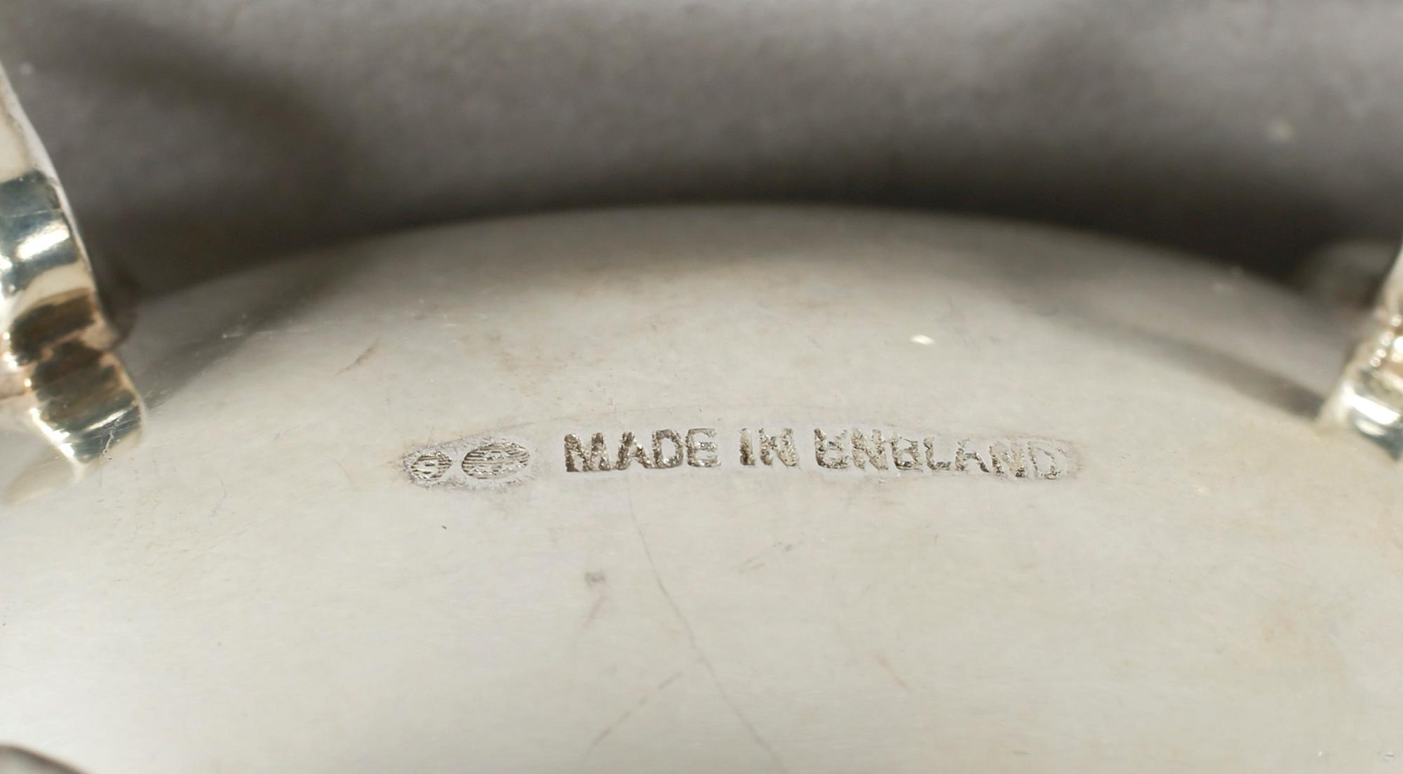 SALTKAR, ett par, samt STRÖARE. Silver, Adie Brothers Ltd., Birmingham, 1900-tal. Tot ca 95 g.