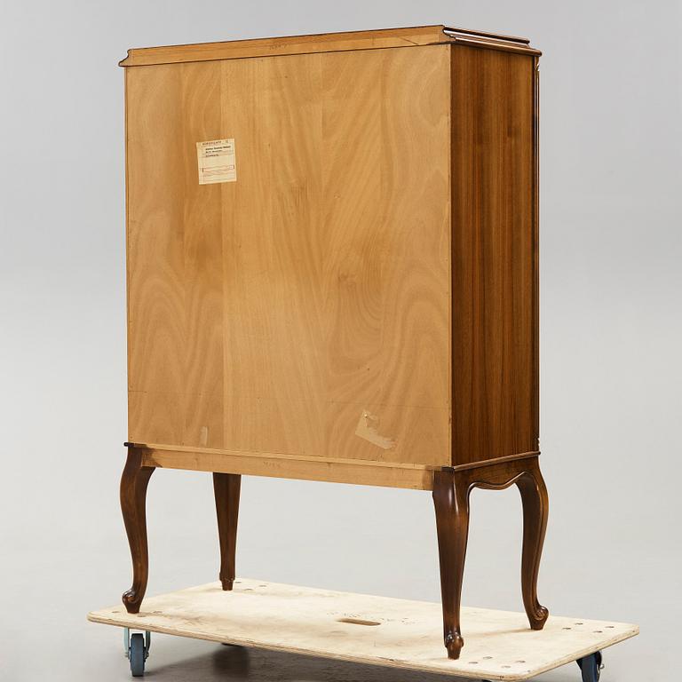 SKÅP, rokokostil, Blomstermåla Möbelfabrik, 1900-talets andra hälft.