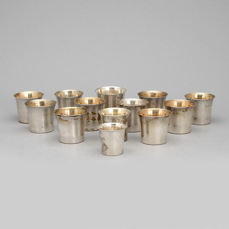BÄGARE, 13 st, silver, bl.a G Fahlström Stockholm 1959, total vikt ca 513 gram.