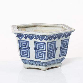 A blue and white flower pot, Qing dynasty, 19th century.
