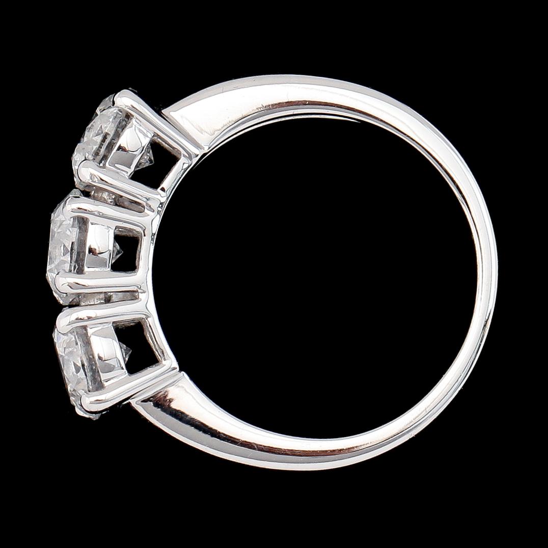RING, 18K vitguld, tre briljantslipade diamanter tot ca 3.03 ct.