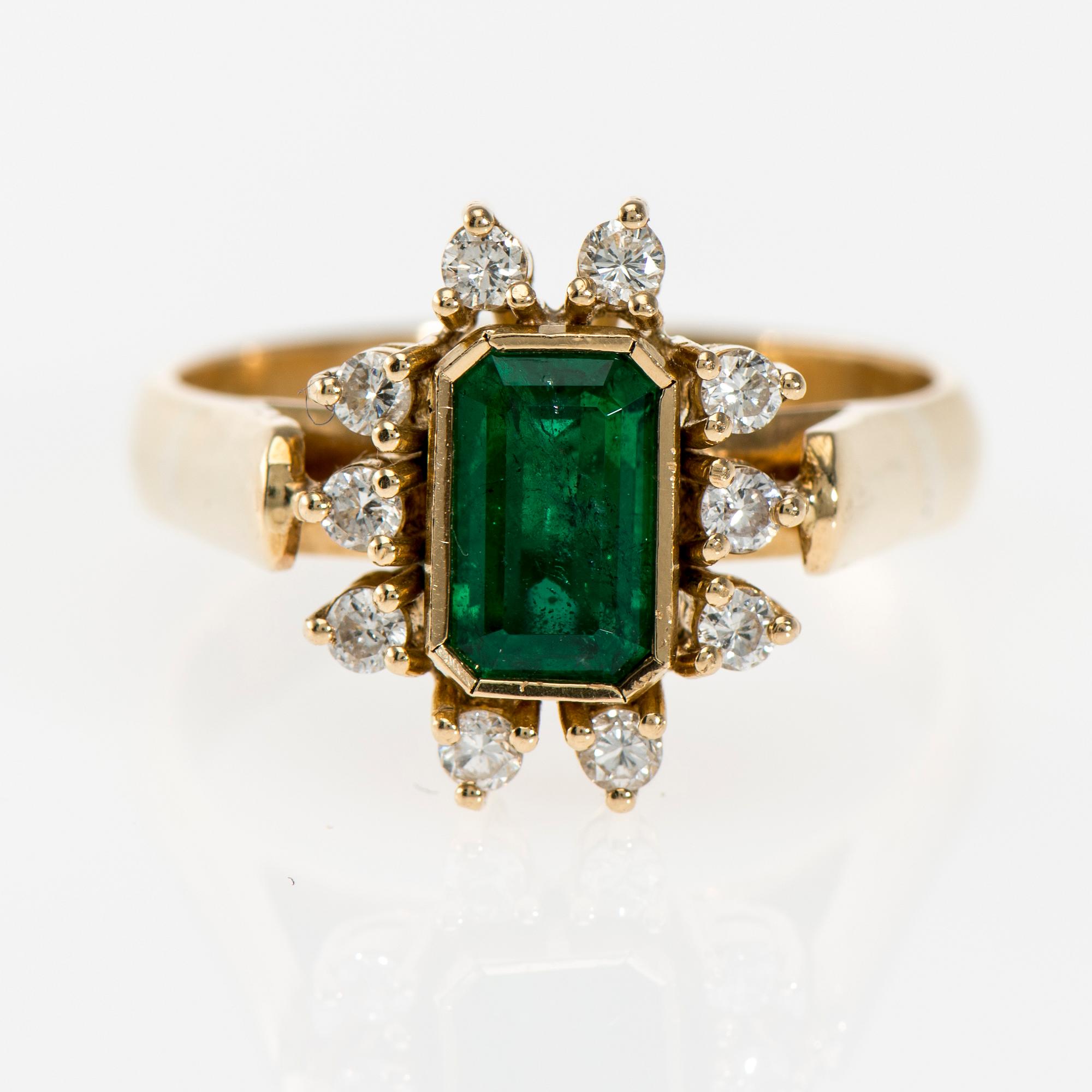 RING, 14K guld, smaragd, briljantslipade diamanter. Vikt ca 6,5 g.