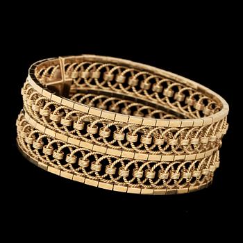 ARMRING, 18k guld, 1900-tal. Vikt 63 g.