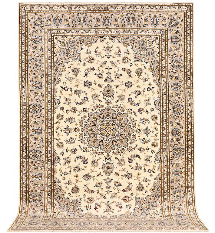 A Kashan carpet, c. 306 x 200 cm.