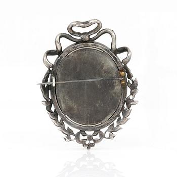BROSCH, silver, markasiter och möjligtvis ben med målad dekor av figurscen, troligen mitten 1800-tals. Vikt ca 25,44 g.