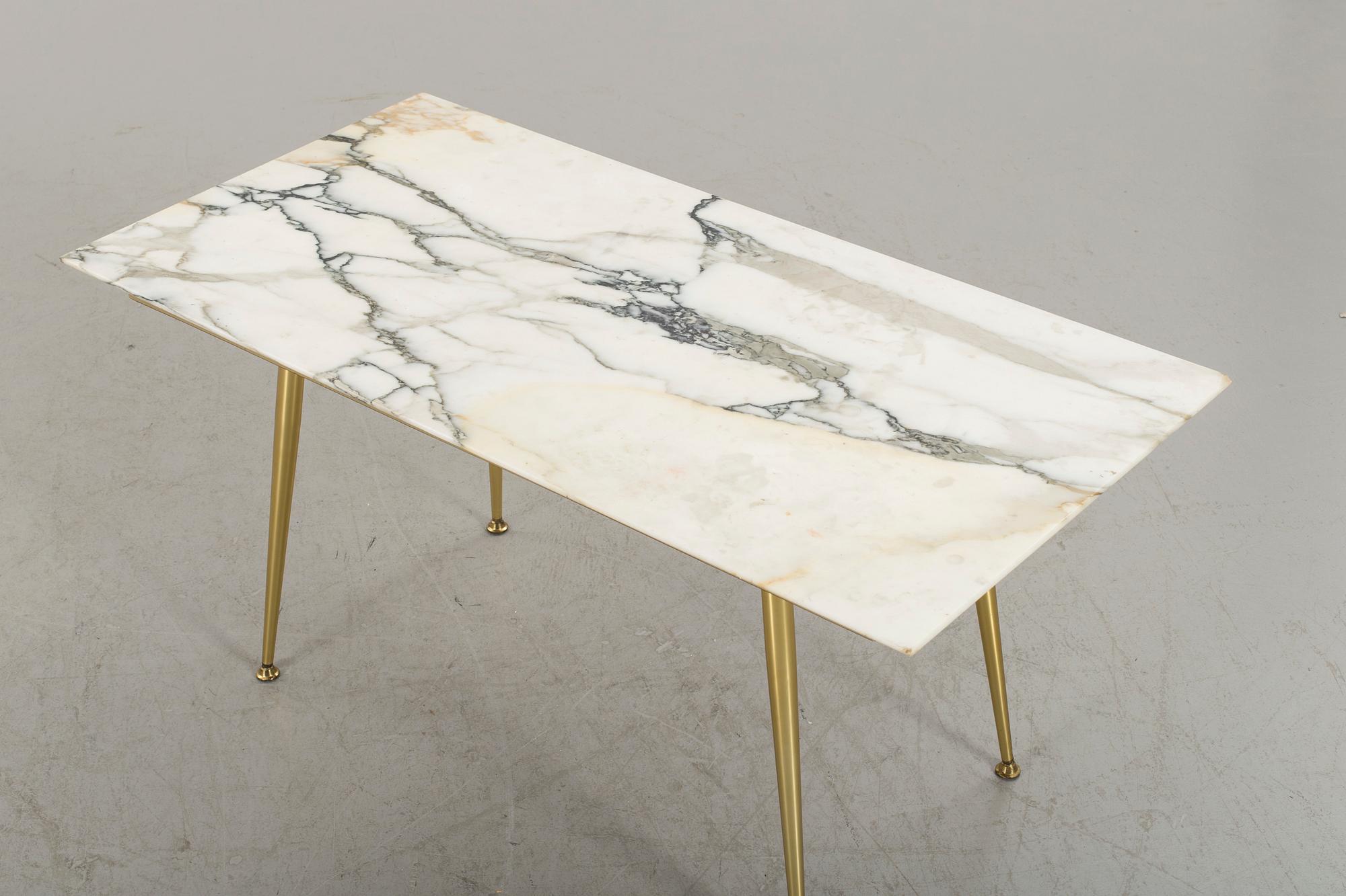 A LATE 20TH CENTURY COFFEE TABLE,