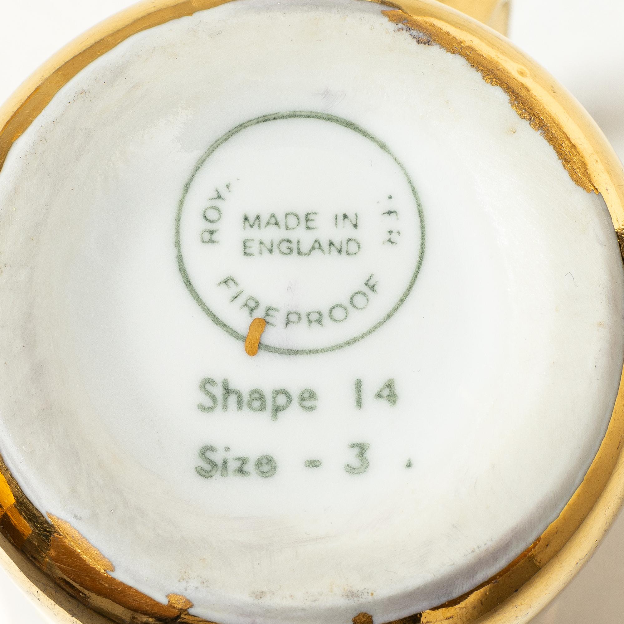 Service pieces, 91 pcs, mostly Porcelain de Paris.