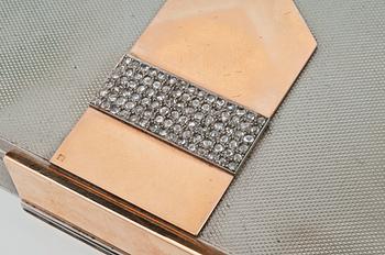 MEIKKAUSTARVIKELAUKKU, valkometallia, 18K kultaa, ruusuhiotut timantit. Van Cleef & Arpels, Pariisi 1930-luku.