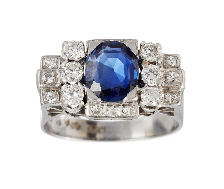 RING, platina med briljant- och åttkantslipade diamanter, tot. ca 0.60 ct. samt blå safir.