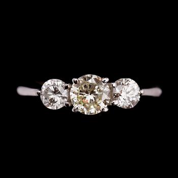 RING, 14 k vitguld, med 3 briljantslipade diamanter totalt 1.31 ct. Total vikt 4 g.