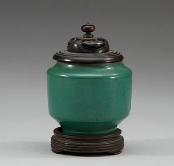 A green glazed miniature pot, Qing dynasty.