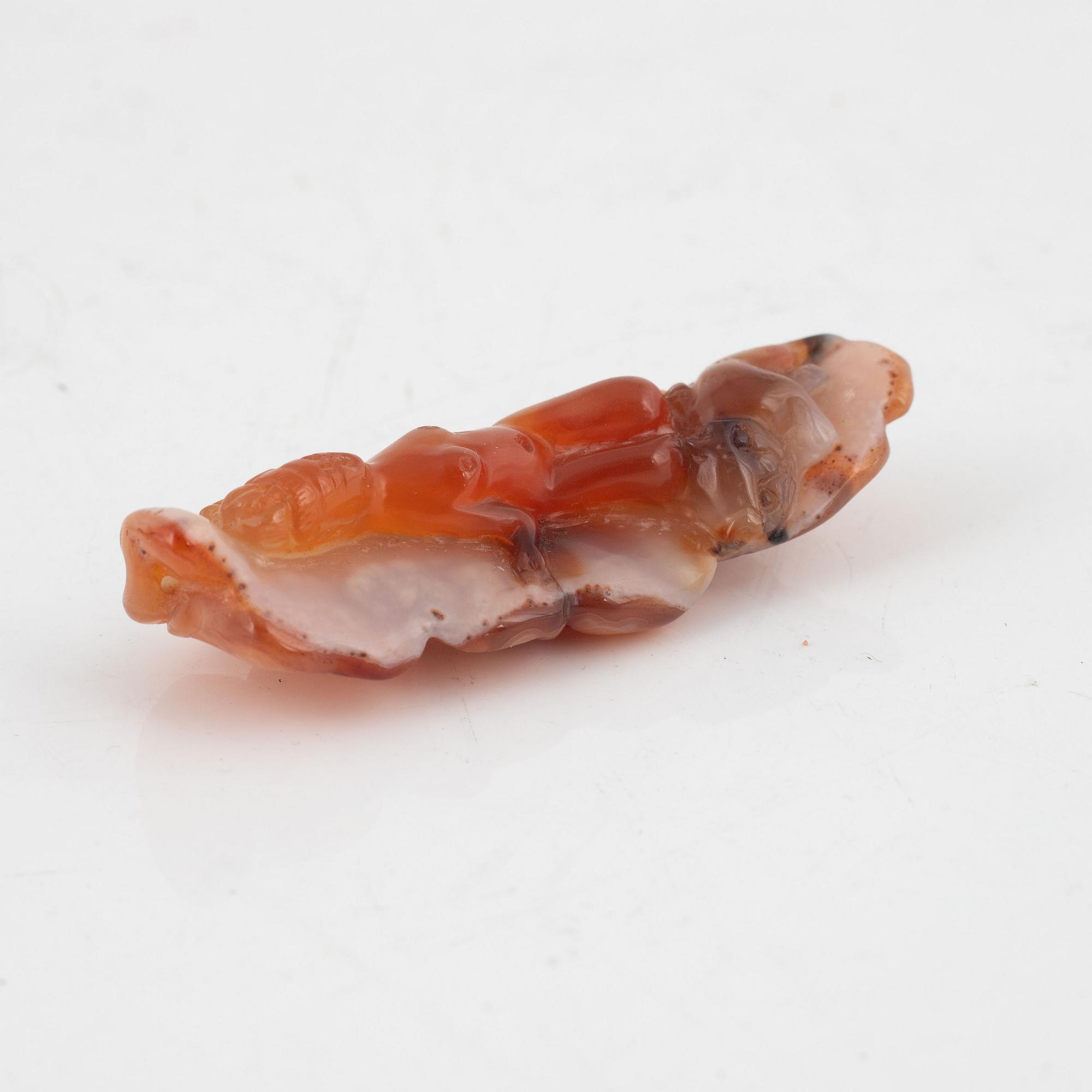 A Chinese brush washer and two figures, quartz and agate, 20th century.