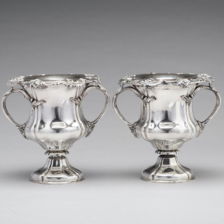 Carl Johann Tegelsten, champagnekylare, ett par, silver, S:t Petersburg 1842. Nyrokoko.