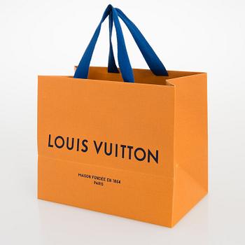 Louis Vuitton, "Les Amants du pont neuf" aurinkolasit sekä Chouchou hiuspampula.
