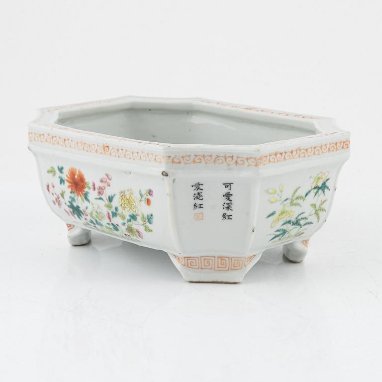 An enamelled Chinese jarndiniere / flowerpot, late Qing dynasty, 19th century.
